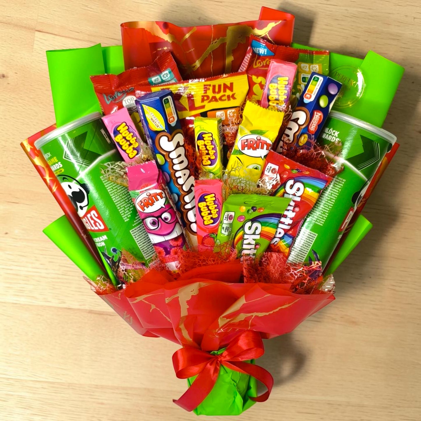 Süßigkeitenstrauß für Kinder – Geschenkstrauß mit Skittles, Hubba Bubba & Fritt, bunter Candy Strauß