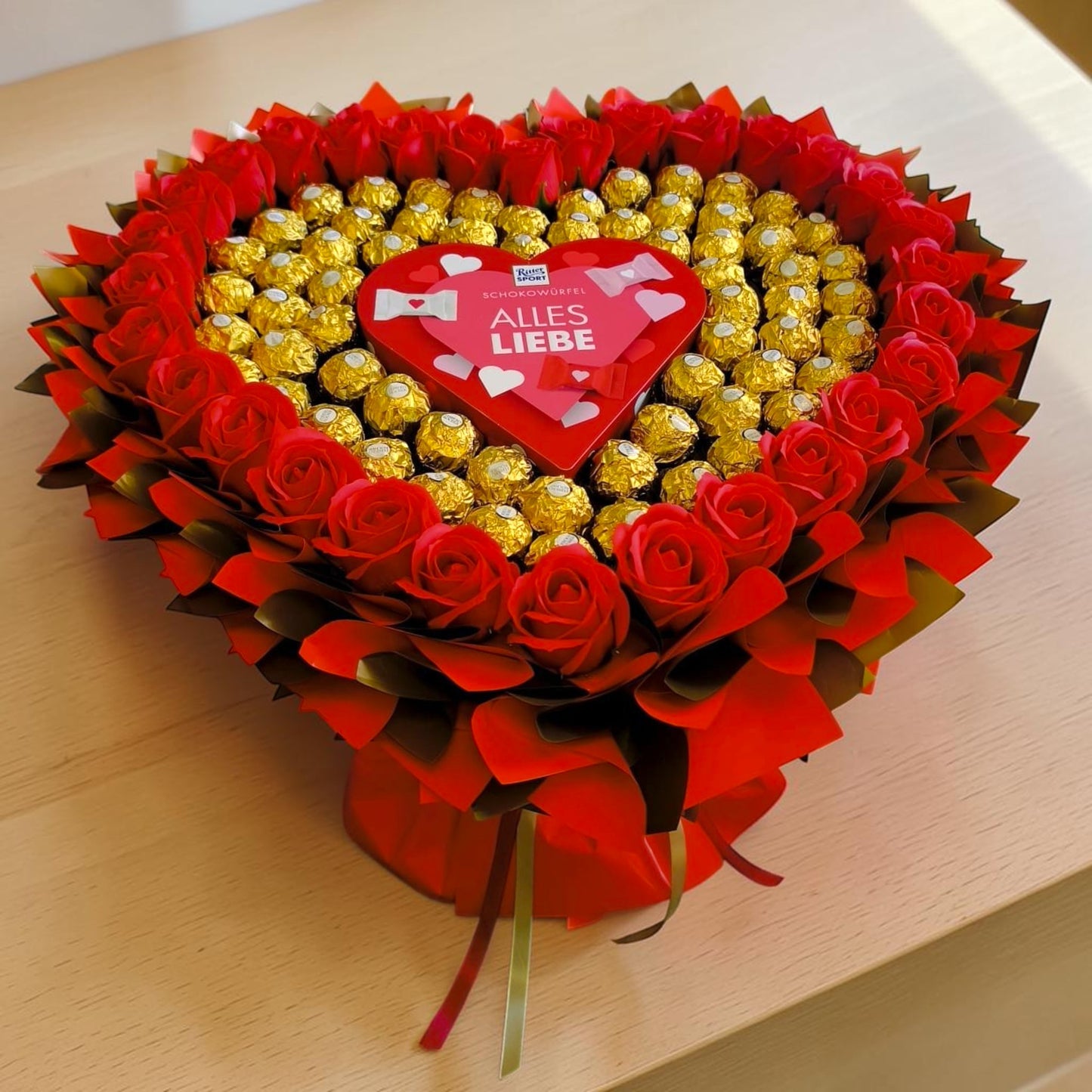 Ferrero Rocher Herz Strauss mit roten Seifenrosen Geschenkbox