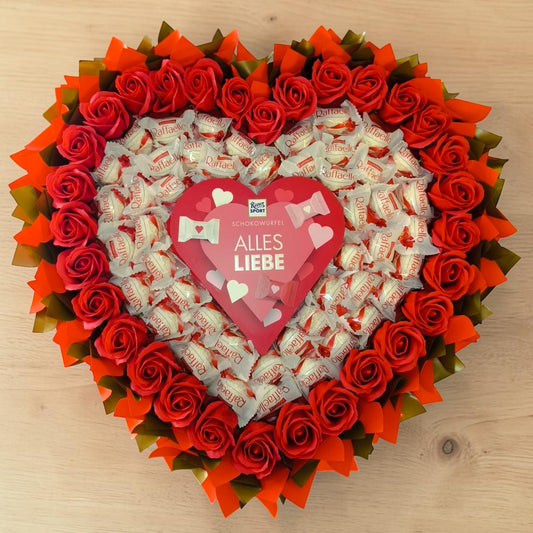 Herz Strauss mit Raffaello und roten Seifenrosen Geschenkbox