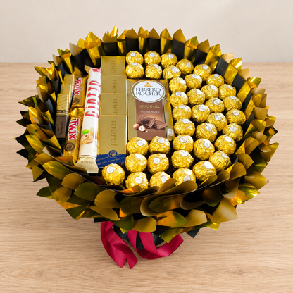 Schokoladenstrauß in Schwarz-Gold mit Ferrero Rocher, Merci und Twix