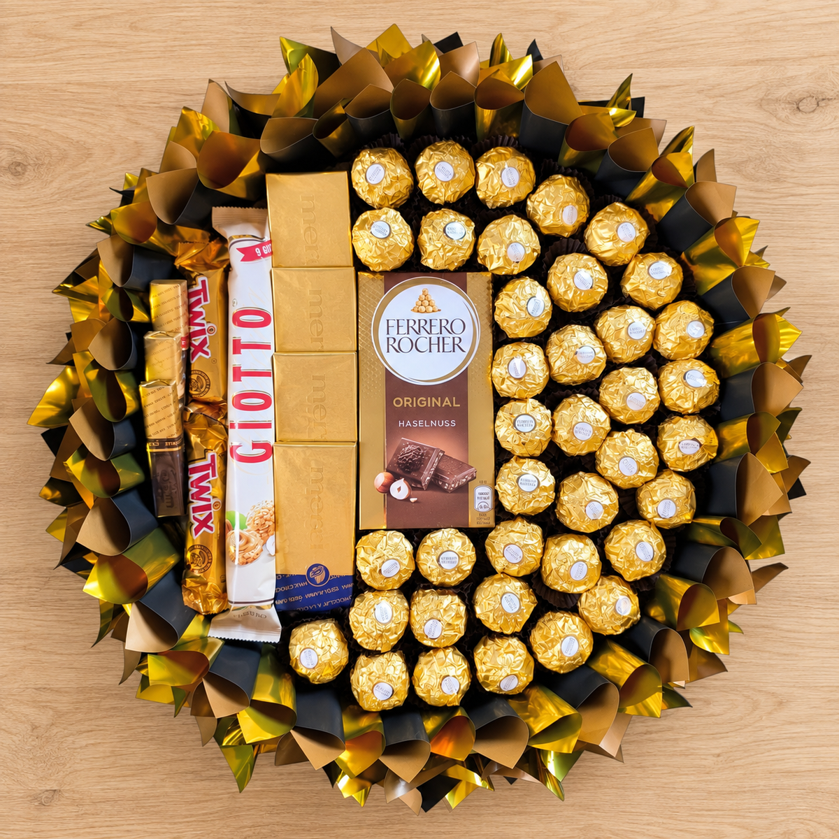 Schokoladenstrauß in Schwarz-Gold mit Ferrero Rocher, Merci und Twix