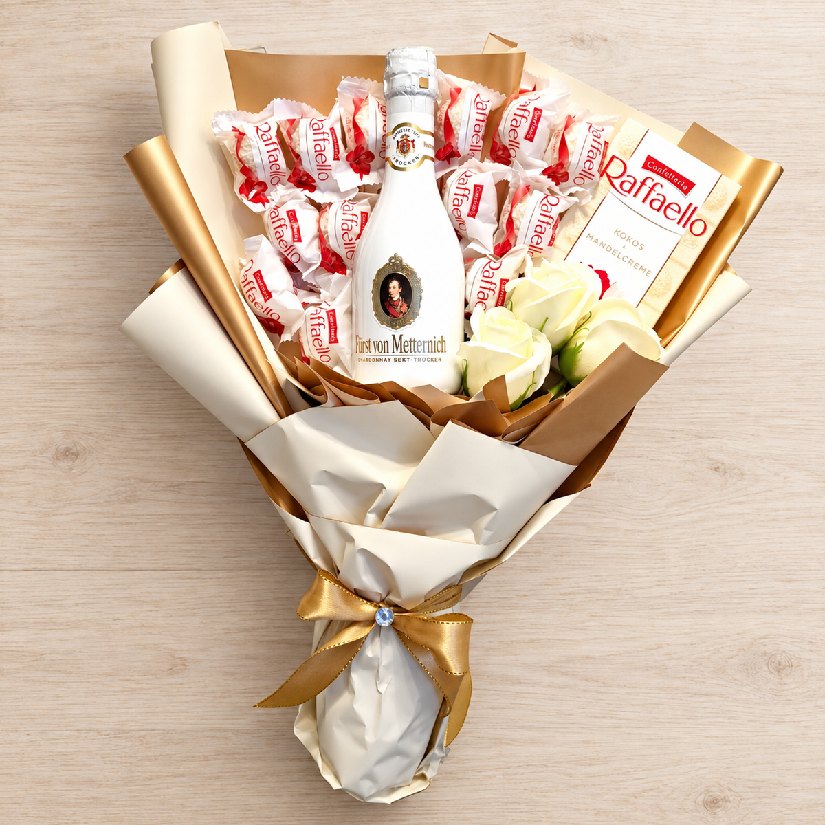 Raffaello & Sekt Strauss mit Seifenrosen – Elegantes Geschenk für Frauen