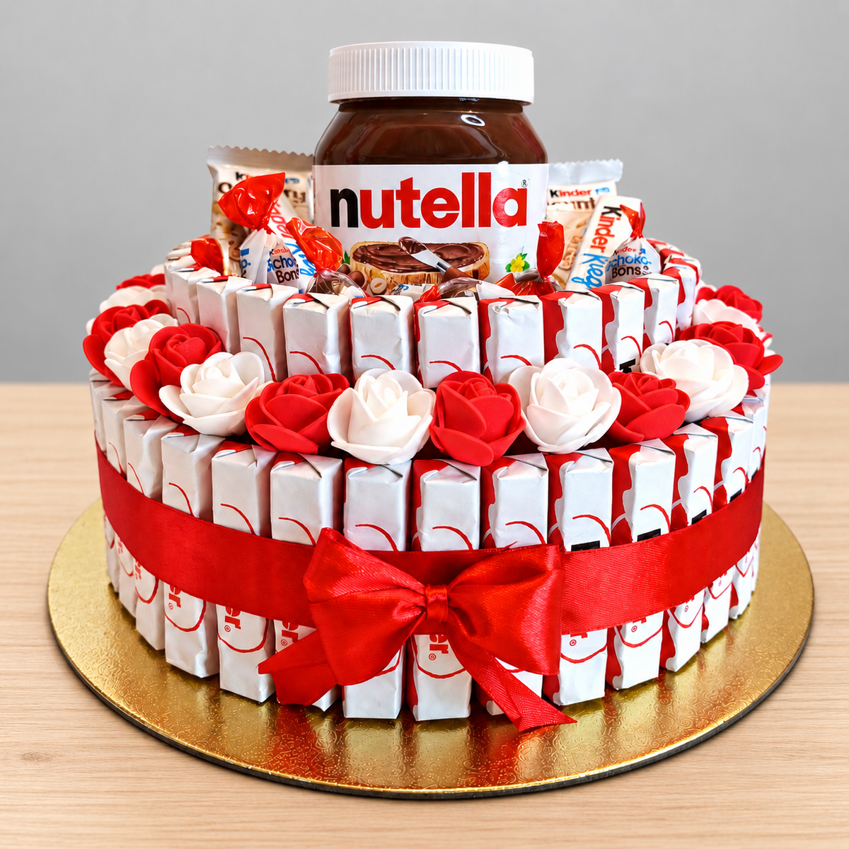 Kinder Nutella Traumtorte – Süßigkeitentorte mit Schaumrosen