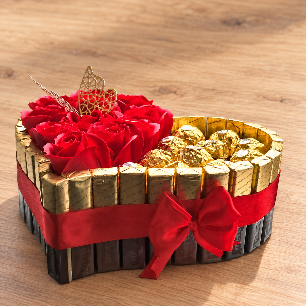 Merci & Ferrero Herz – romantische Süßigkeitentorte mit roten Rosen