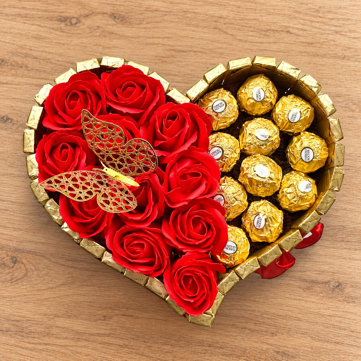 Merci & Ferrero Herz – romantische Süßigkeitentorte mit roten Rosen