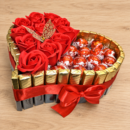 Romantisches Merci & Lindor Herz – handgefertigte Süßigkeitentorte mit roten Rosen