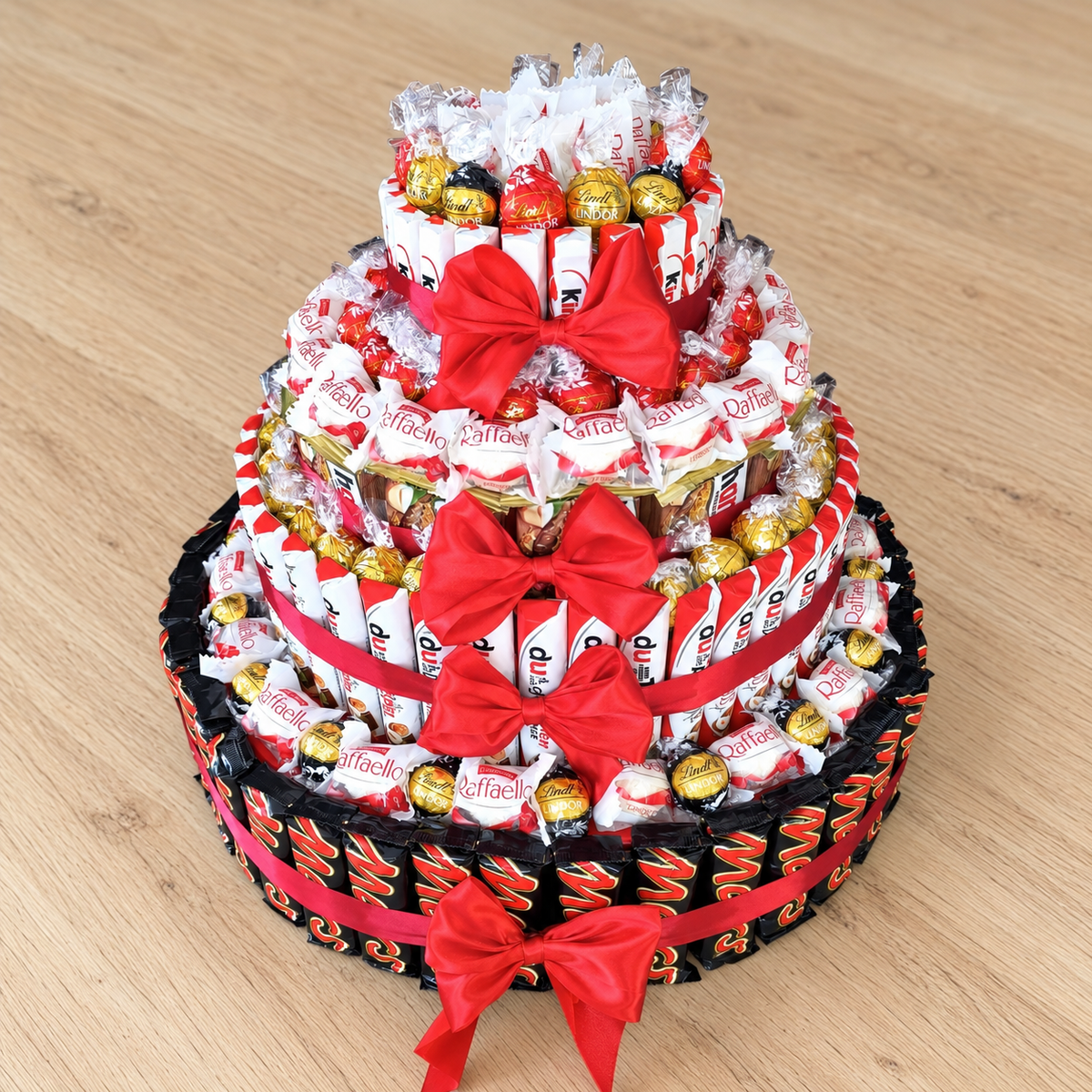 Luxus XXL Süßigkeiten-Torte 4-stöckig – Riesige Premium Geschenk Torte mit Mars, Hanuta, Duplo, Raffaello & Lindt Lindor