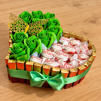 Grünes Raffaello Herz mit Merci und Seifenrosen