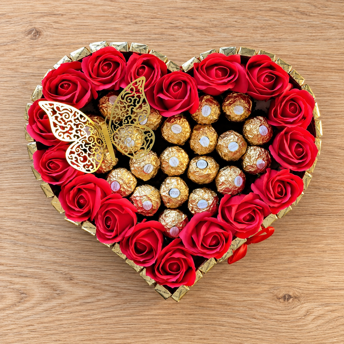 Herztorte mit Ferrero Rocher, Merci und roten Seifenrosen