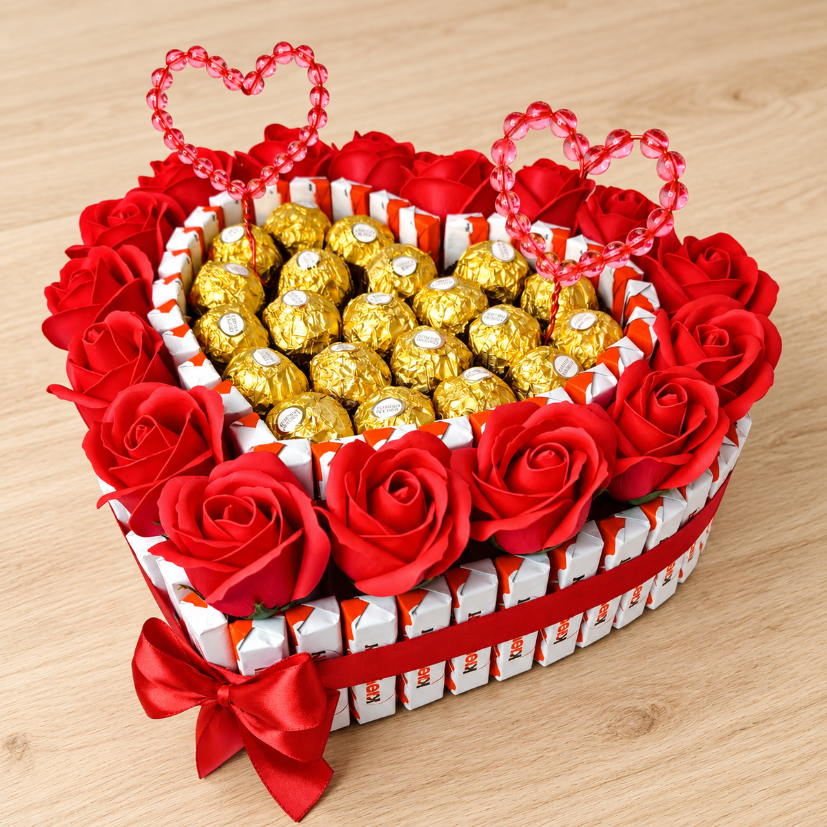 Kinder Schokolade & Ferrero Rocher Herz mit roten Seifenrosen