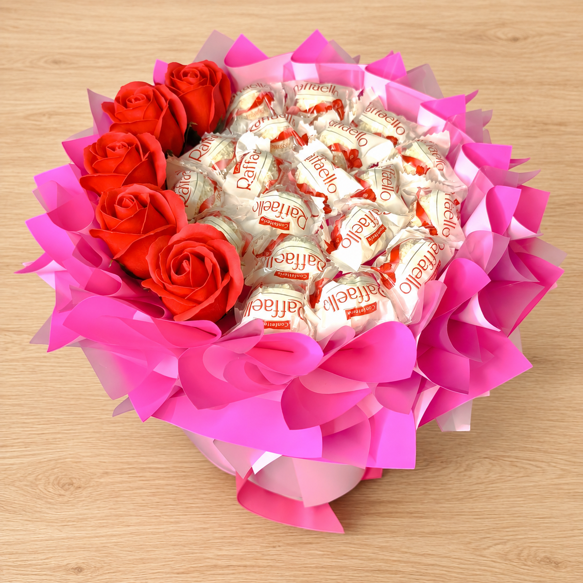 Raffaello Mini Pralinenstrauß mit roten Seifenrosen