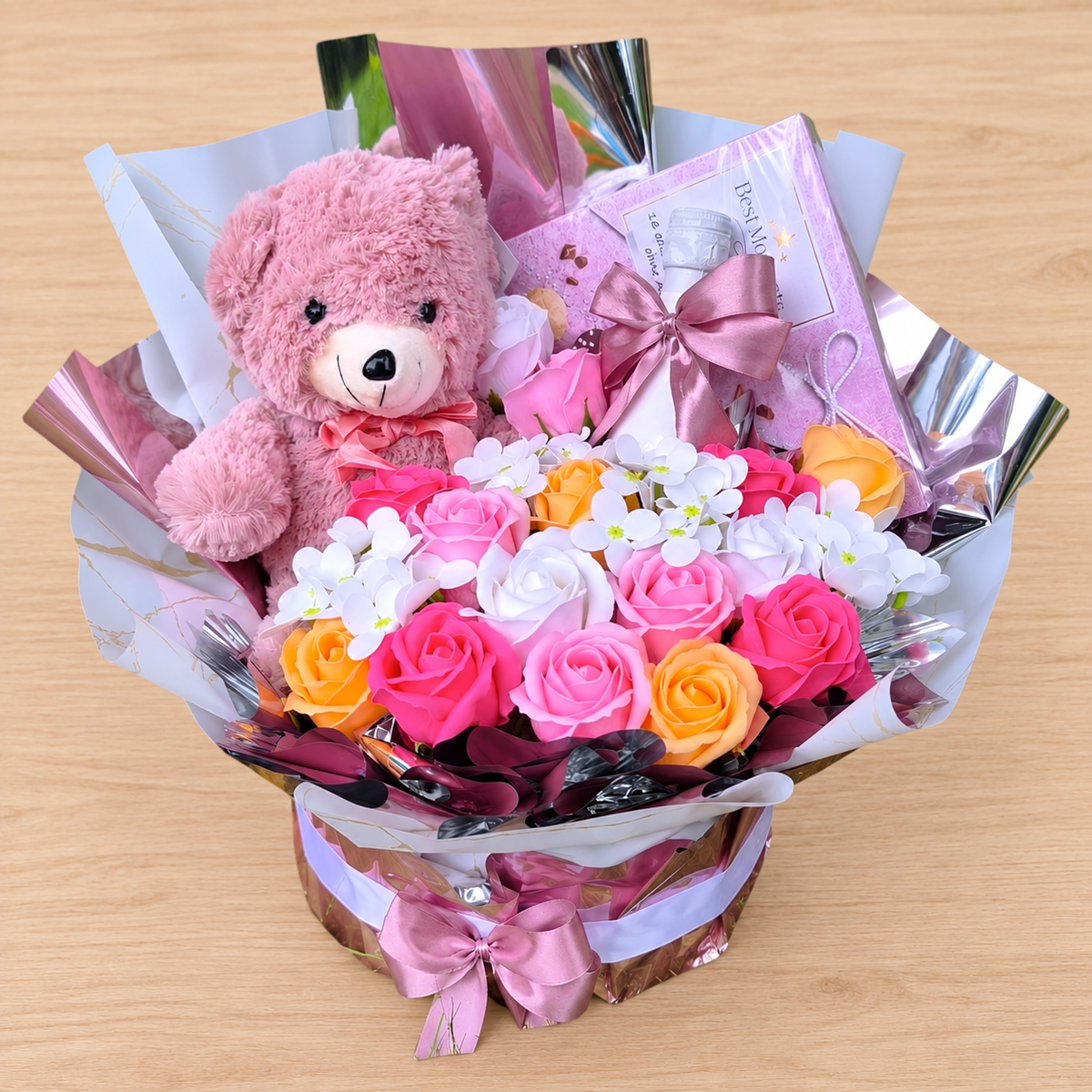 Pink Teddy Box mit Seifenrosen, Fürst von Metternich & Pralinen