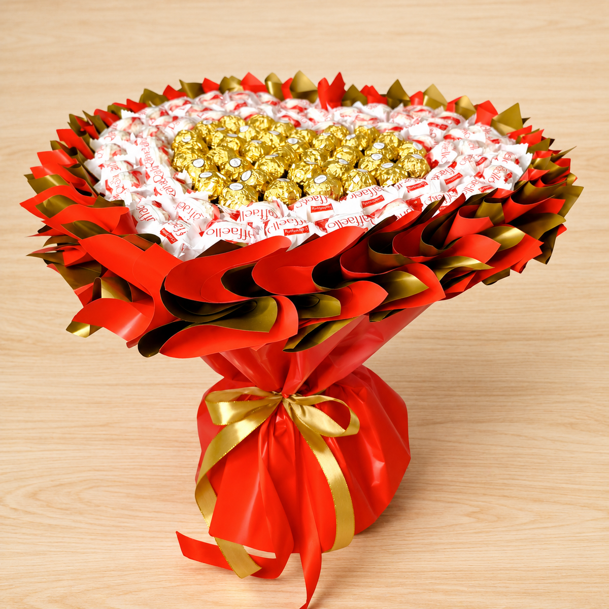 Goldenes Pralinenherz XL – Geschenkstrauß mit Ferrero Rocher & Raffaello