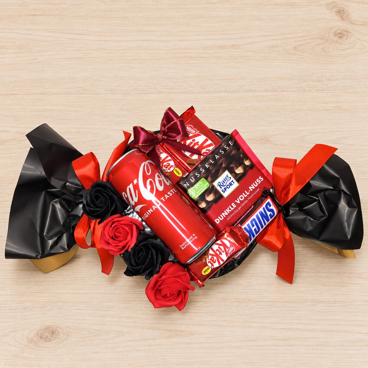 Geschenkbonbon mit Coca-Cola, Schokolade und Seifenrosen