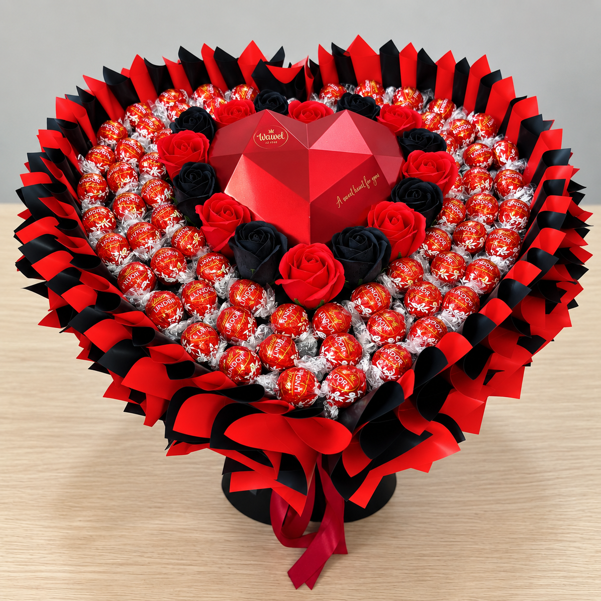 Luxuriöses Pralinenherz XL mit Lindt Lindor, Wawel Choco & Seifenrosen