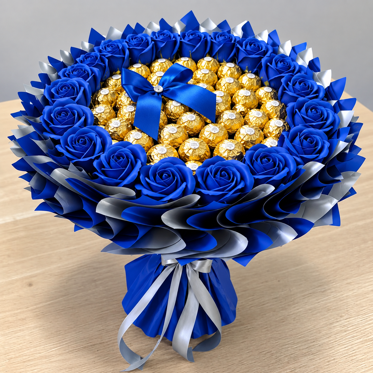 Blauer Ferrero Rocher Strauss mit Seifenrosen – Edles Schokoladengeschenk