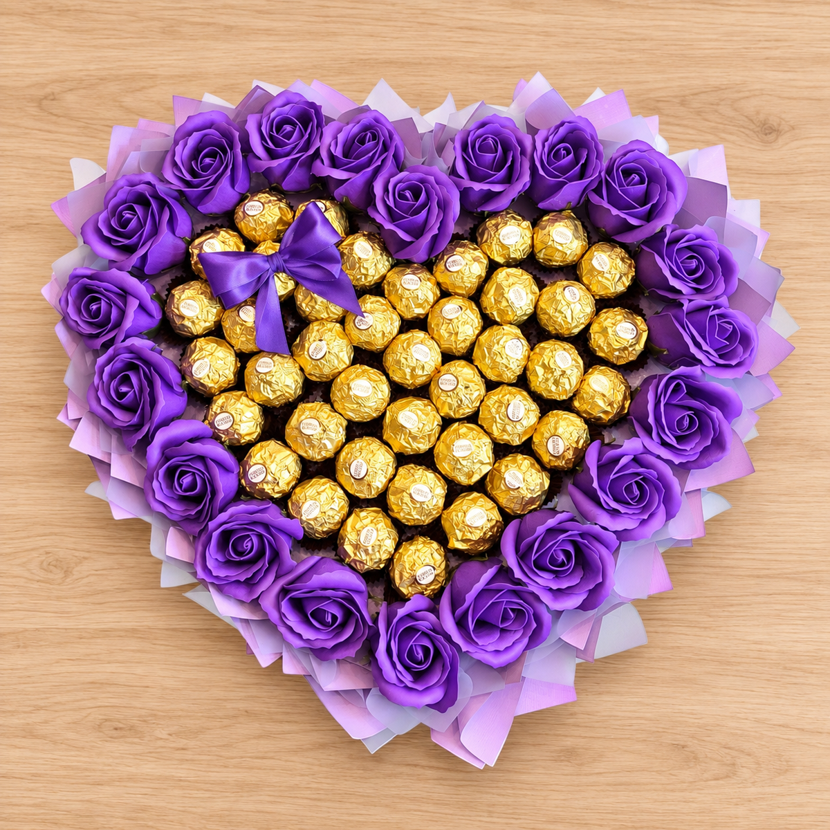 Lila Love – Herzförmiger Pralinenstrauß mit Ferrero Rocher und Seifenrosen