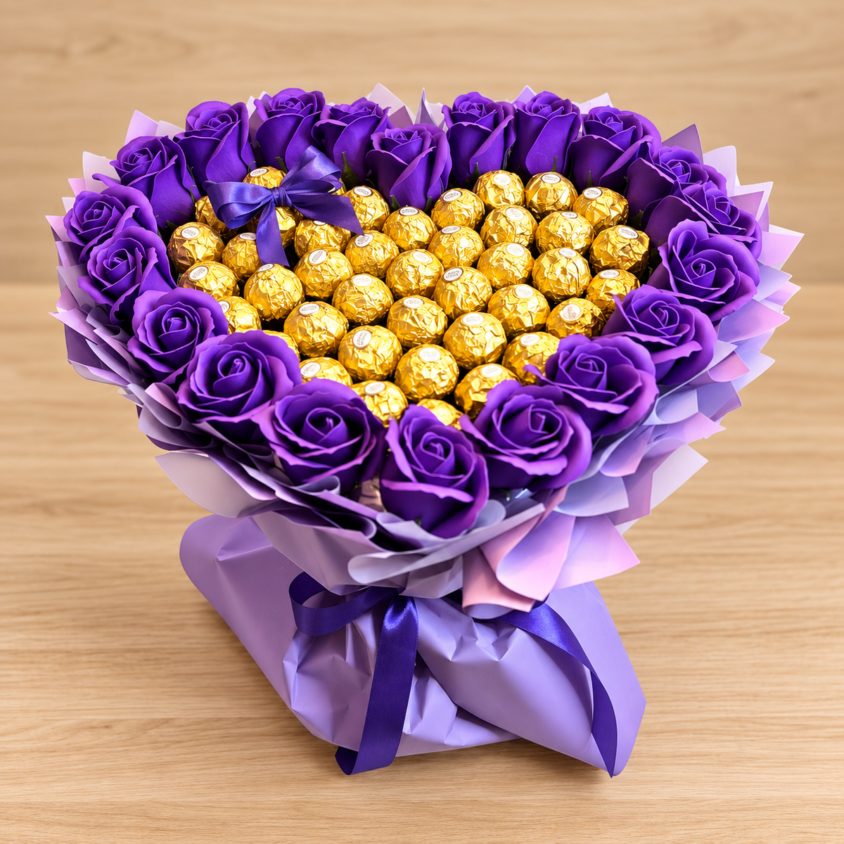 Lila Love – Herzförmiger Pralinenstrauß mit Ferrero Rocher und Seifenrosen