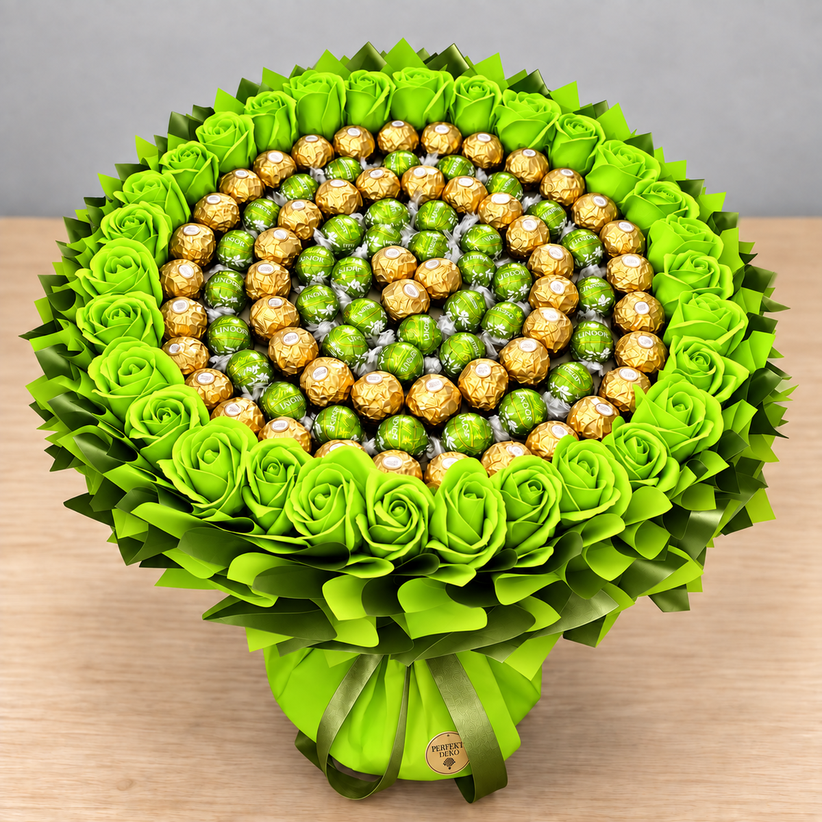 Green Love – Pralinenstrauß mit Ferrero Rocher, Lindt Lindor Pistazie & Seifenrosen