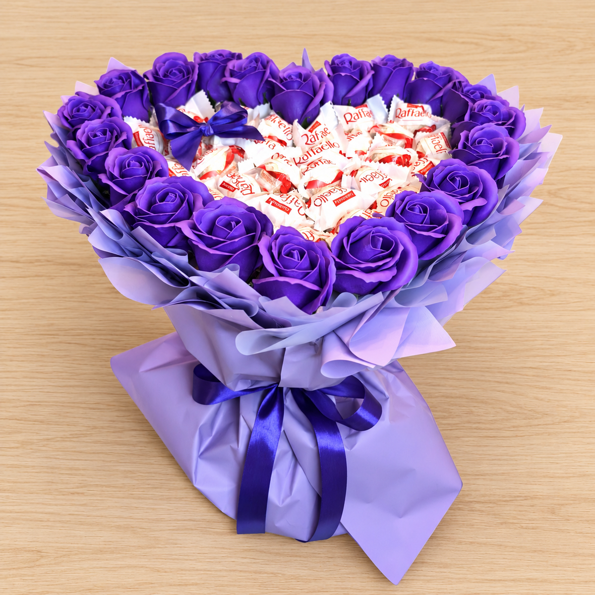Raffaello Herz Geschenkstrauß mit lila Seifenrosen