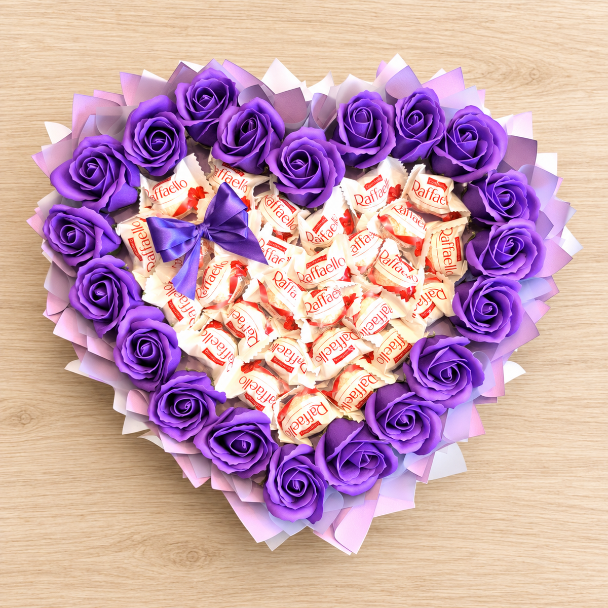 Raffaello Herz Geschenkstrauß mit lila Seifenrosen