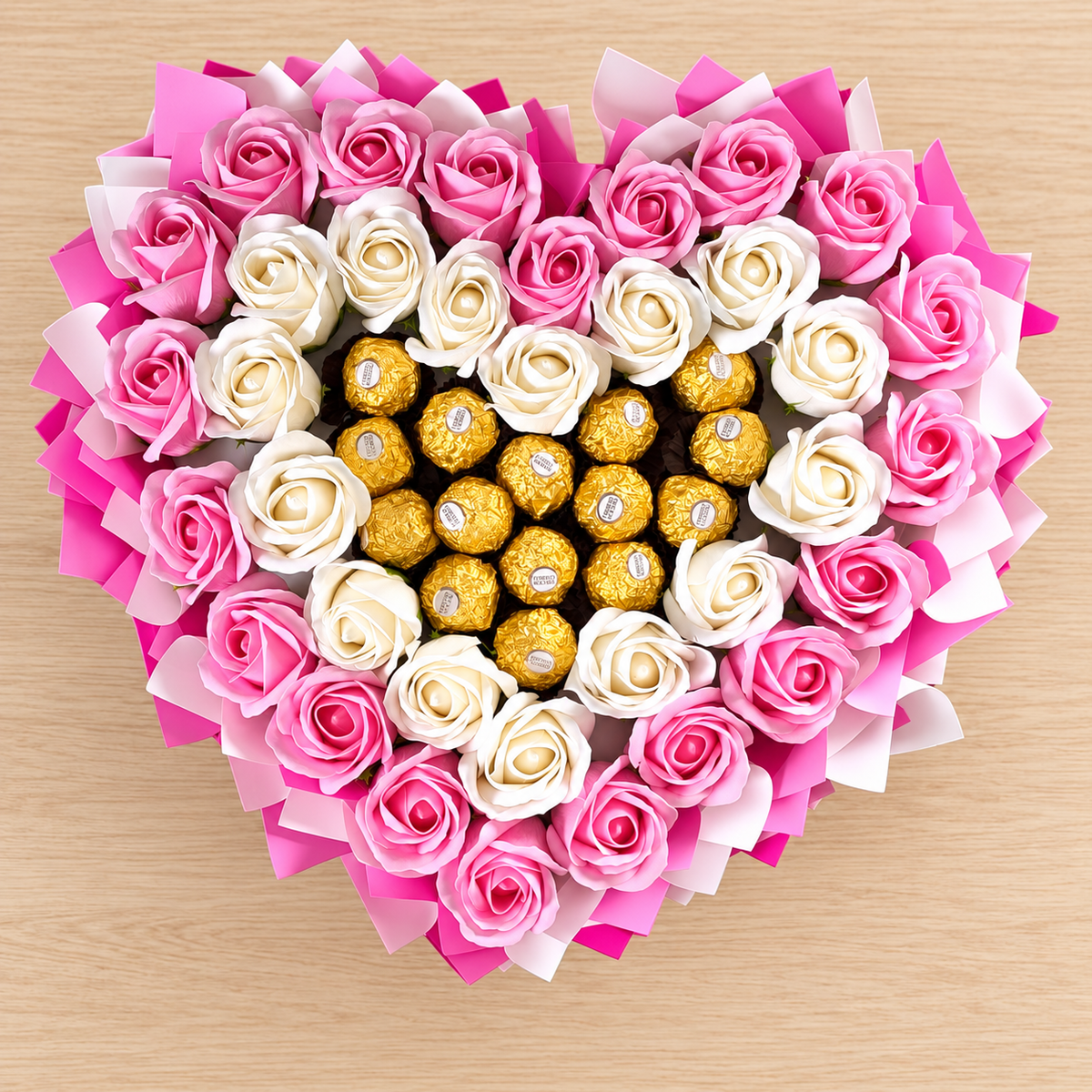 Ferrero Rocher Herzstrauß mit rosa-weißen Seifenrosen – Geschenk für Frauen