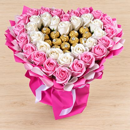 Ferrero Rocher Herzstrauß mit rosa-weißen Seifenrosen – Geschenk für Frauen