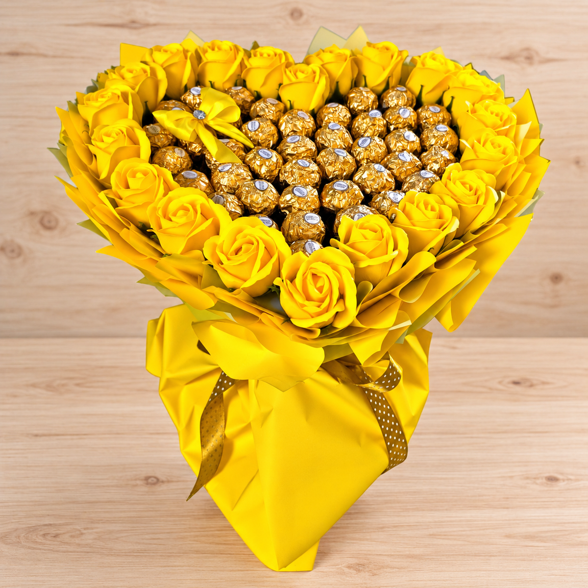 Ferrero Rocher Herzstrauß mit gelben Seifenrosen