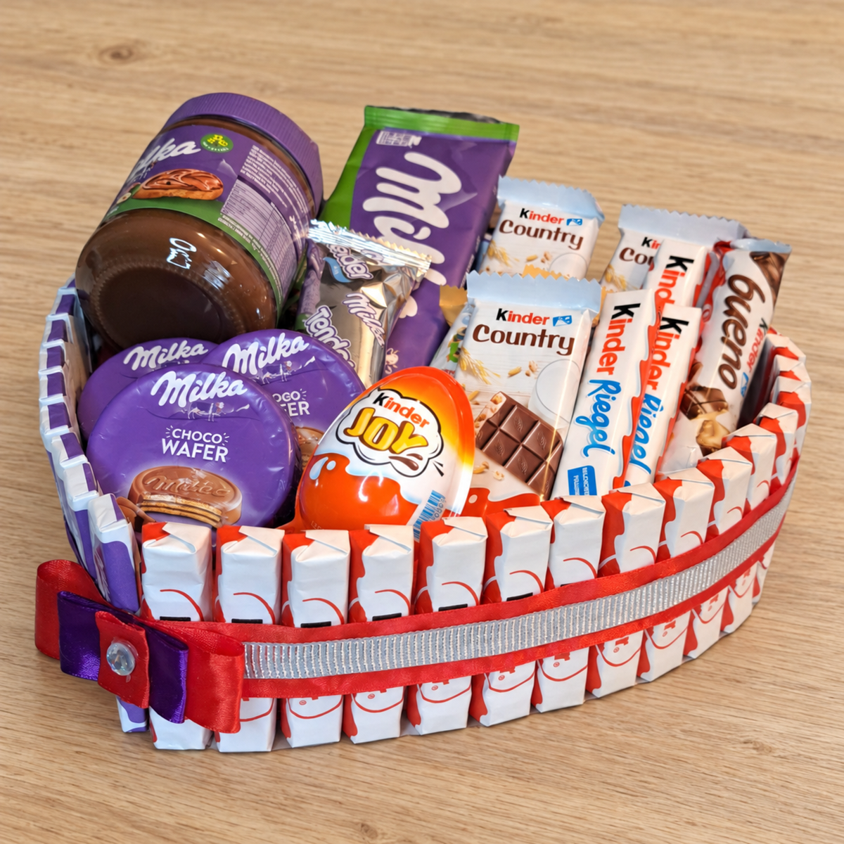 Milka & Kinder Genussherz – Süßigkeitentorte mit Milka Creme