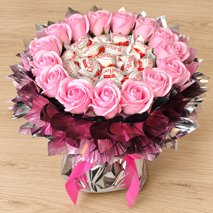 Raffaello Mini Pralinenstrauß mit rosa Seifenrosen – Geschenkidee