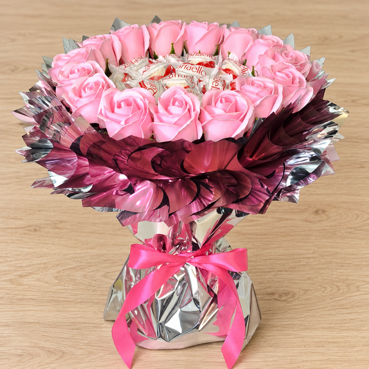 Raffaello Mini Pralinenstrauß mit rosa Seifenrosen – Geschenkidee