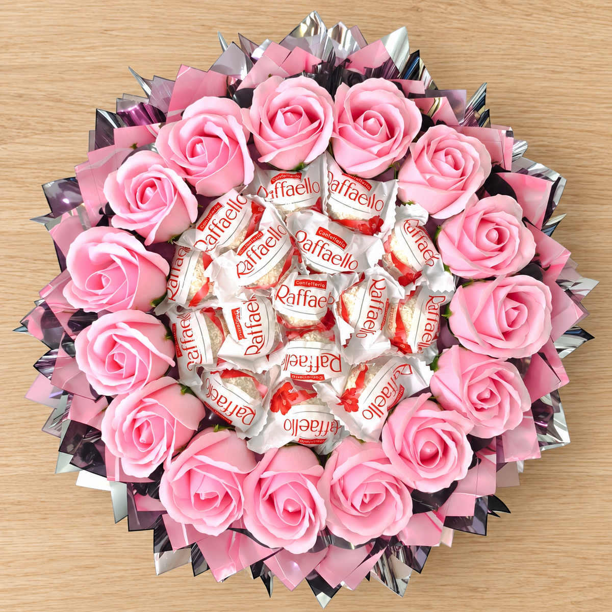 Raffaello Mini Pralinenstrauß mit rosa Seifenrosen – Geschenkidee