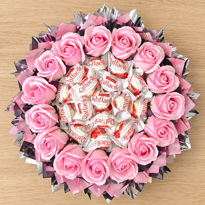Raffaello Mini Pralinenstrauß mit rosa Seifenrosen – Geschenkidee
