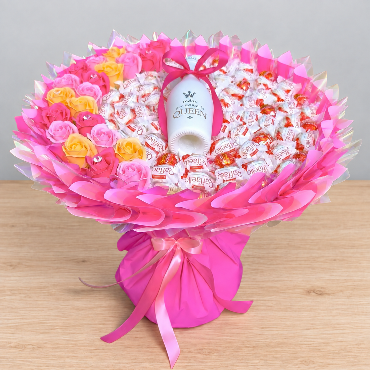 Raffaello Blumenstrauß XL mit Seifenrosen, Lindor & Weißwein – Geschenk für Frauen