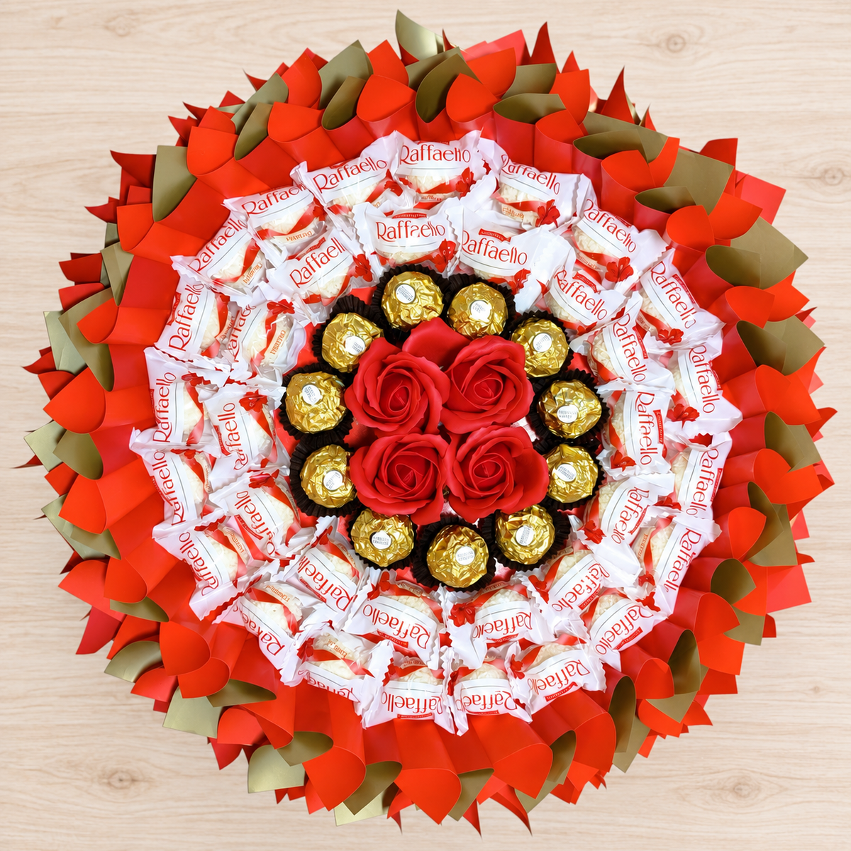 Raffaello Strauß mit Ferrero Rocher und roten Seifenrosen – besondere Geschenkidee