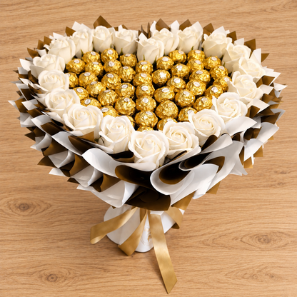 Ferrero Rocher Herzstrauß mit weißen Seifenrosen – luxuriöses Geschenk in Herzform