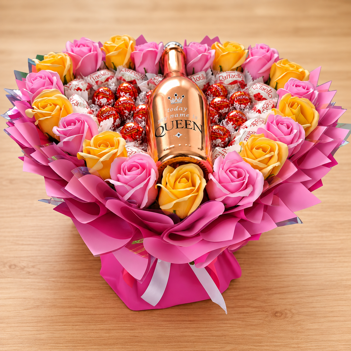 Geschenkstrauß mit Queen Wein, Raffaello und Lindor