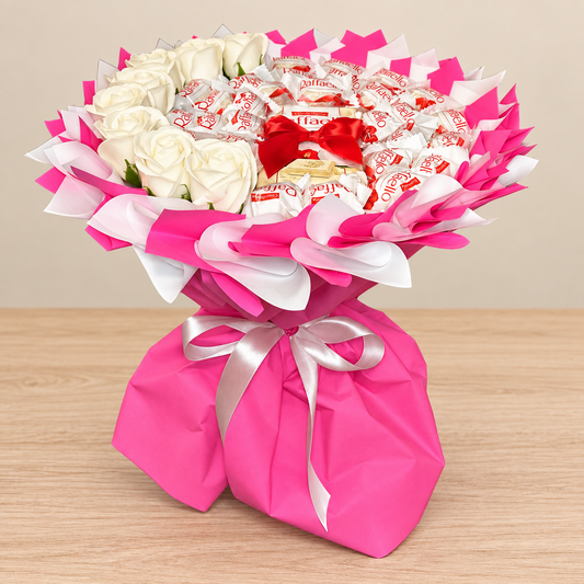 Raffaello Geschenkstrauß mit Raffaello Tafel Schokolade und Seifenrosen