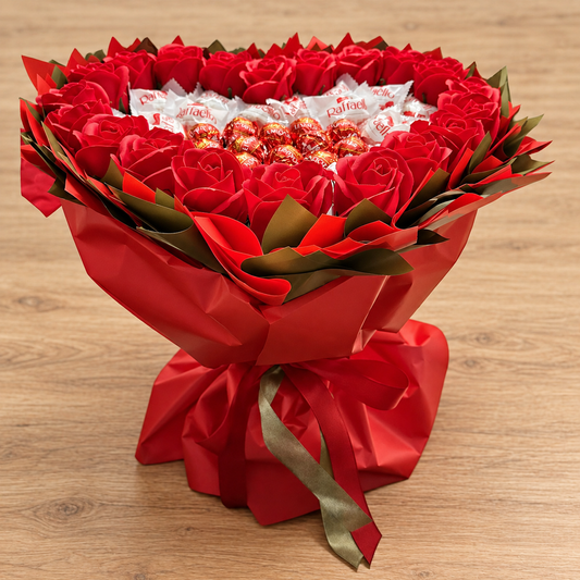 Raffaello Herz Geschenkstrauß mit Lindor Pralinen und Seifenrosen