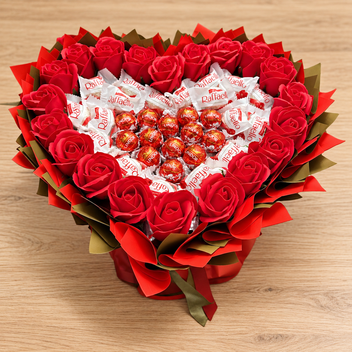 Raffaello Herz Geschenkstrauß mit Lindor Pralinen und Seifenrosen