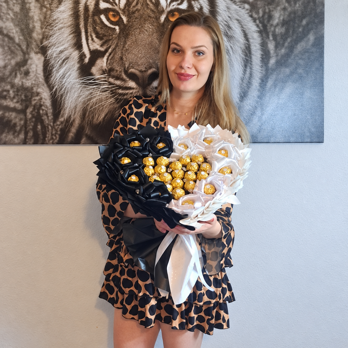Ferrero Rocher Herzstrauß mit schwarzen und weißen Satinrosen
