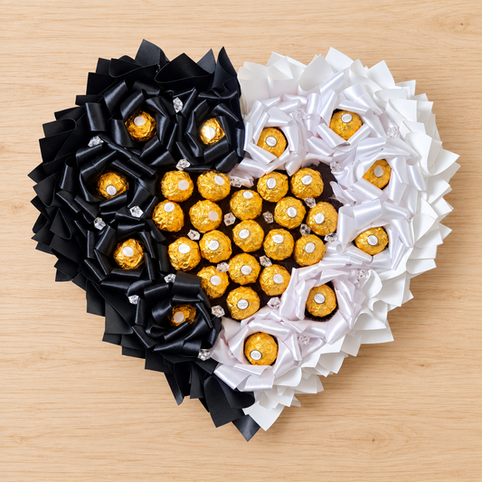 Ferrero Rocher Herzstrauß mit schwarzen und weißen Satinrosen