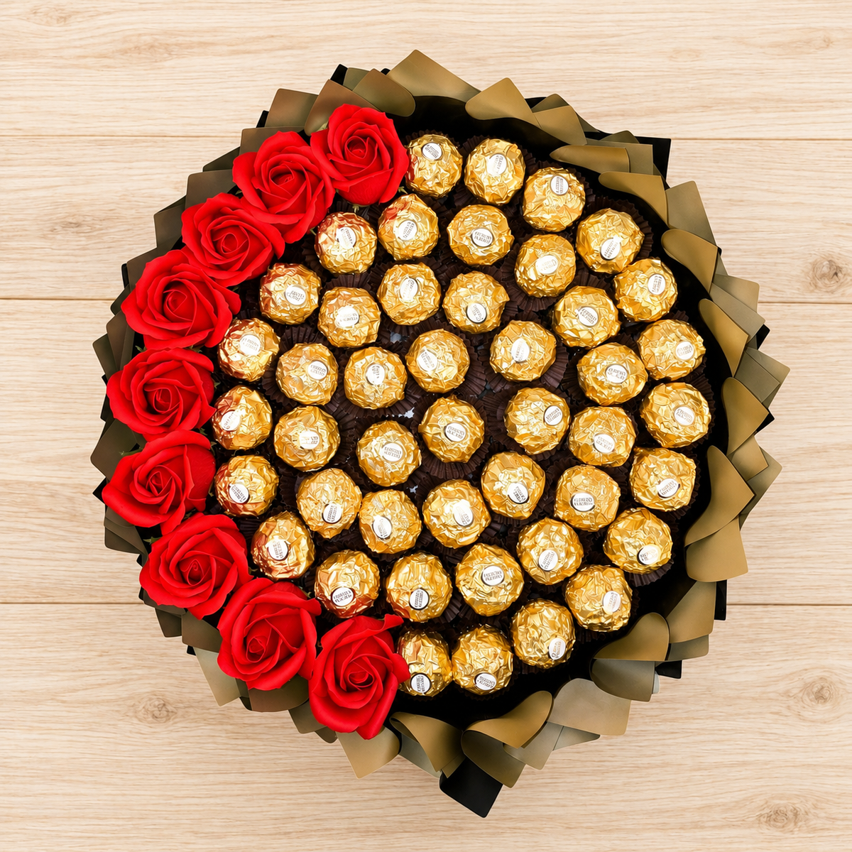 Ferrero Rocher Strauss mit roten Seifenrosen – Geschenk für Sie