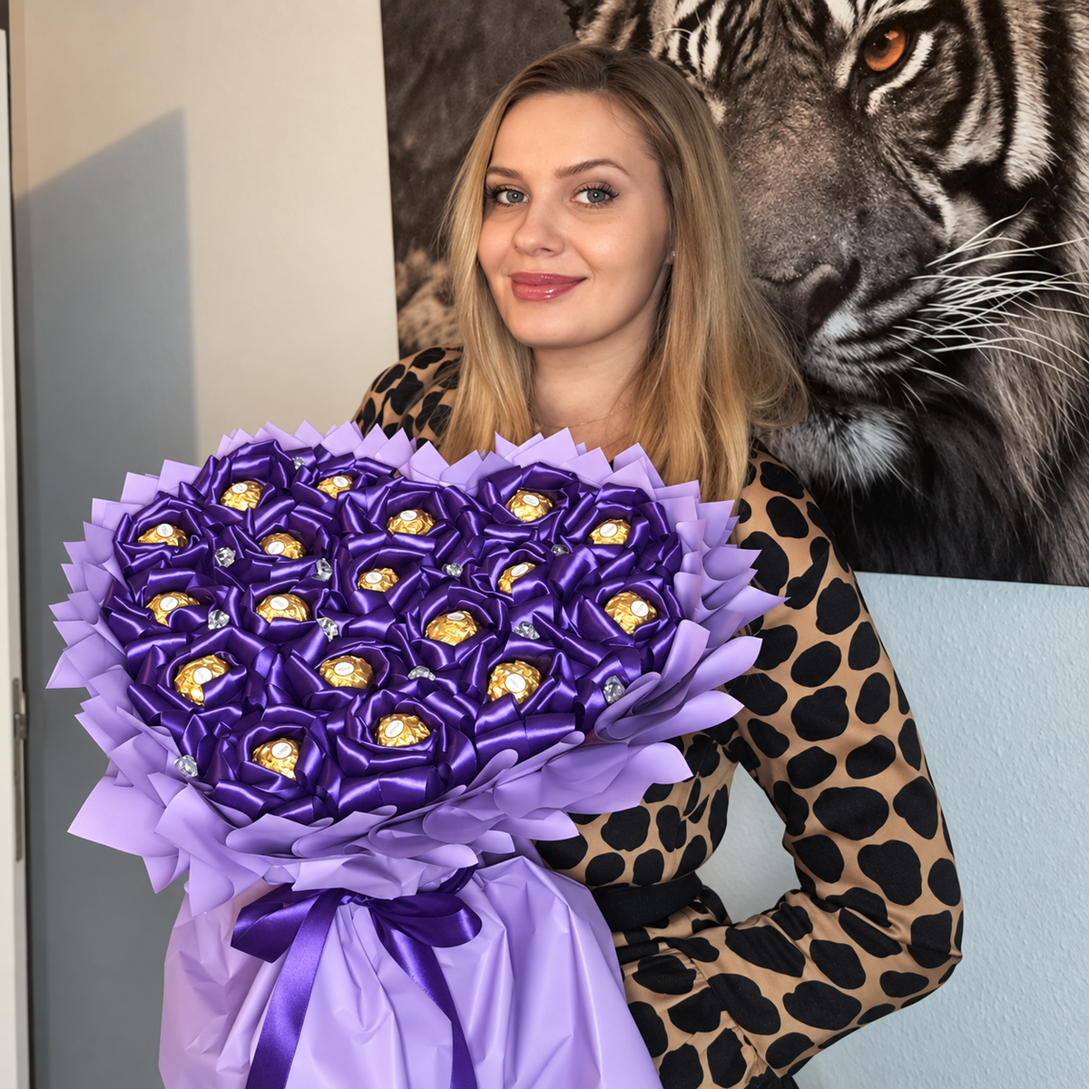 Lila Love – Ferrero Rocher Herzstrauß mit violetten Satinrosen