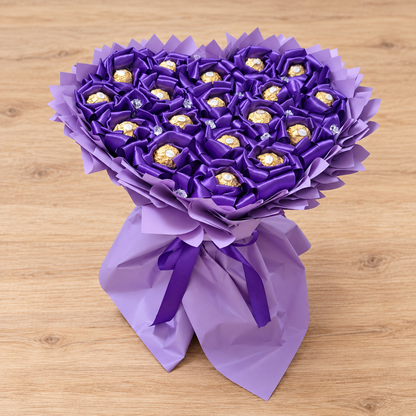 Lila Love – Ferrero Rocher Herzstrauß mit violetten Satinrosen