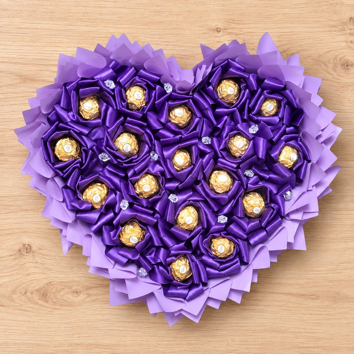 Lila Love – Ferrero Rocher Herzstrauß mit violetten Satinrosen