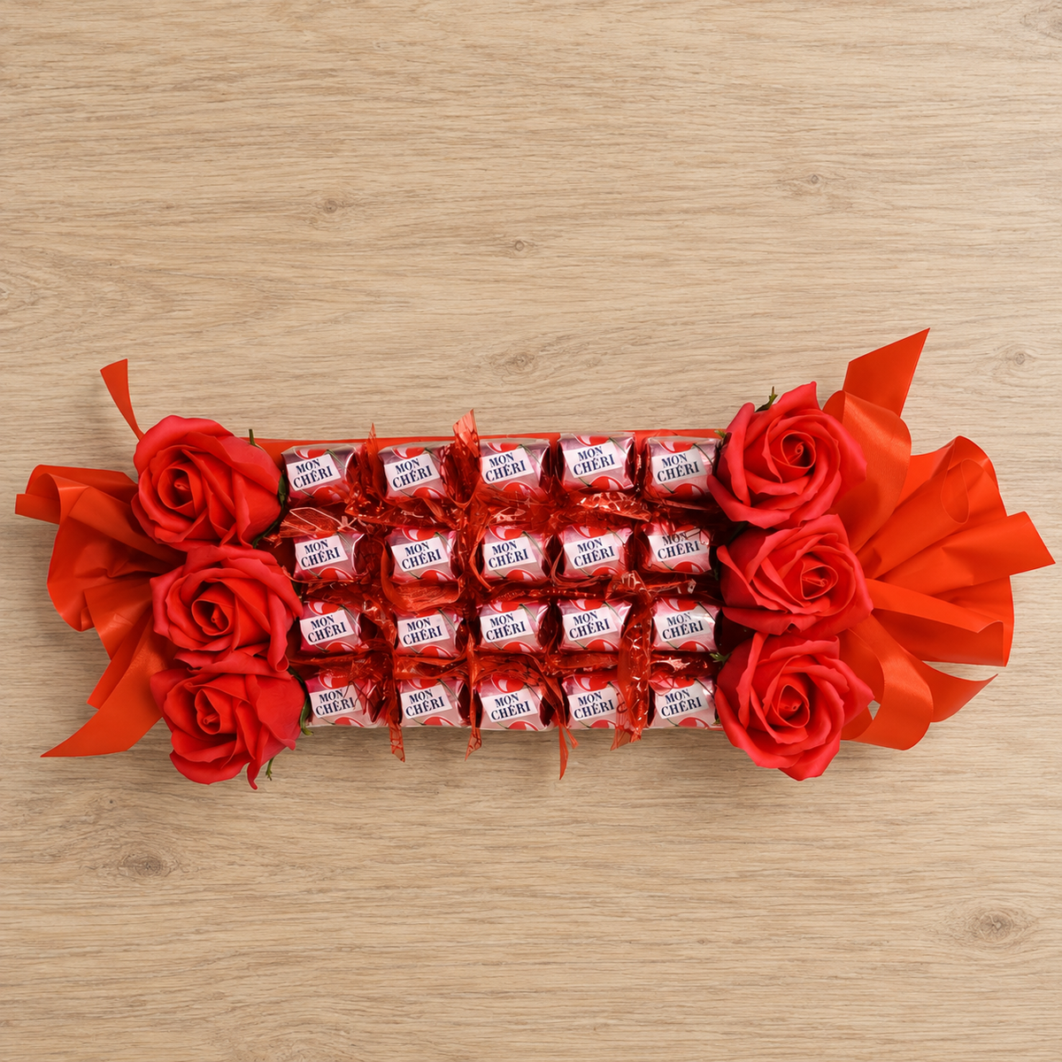 Mon Chéri Schokoladengeschenk mit roten Seifenrosen in Bonbonform