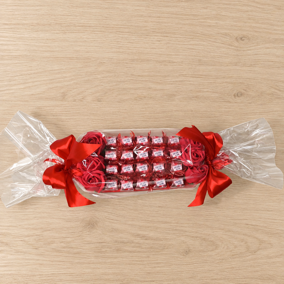 Mon Chéri Schokoladengeschenk mit roten Seifenrosen in Bonbonform