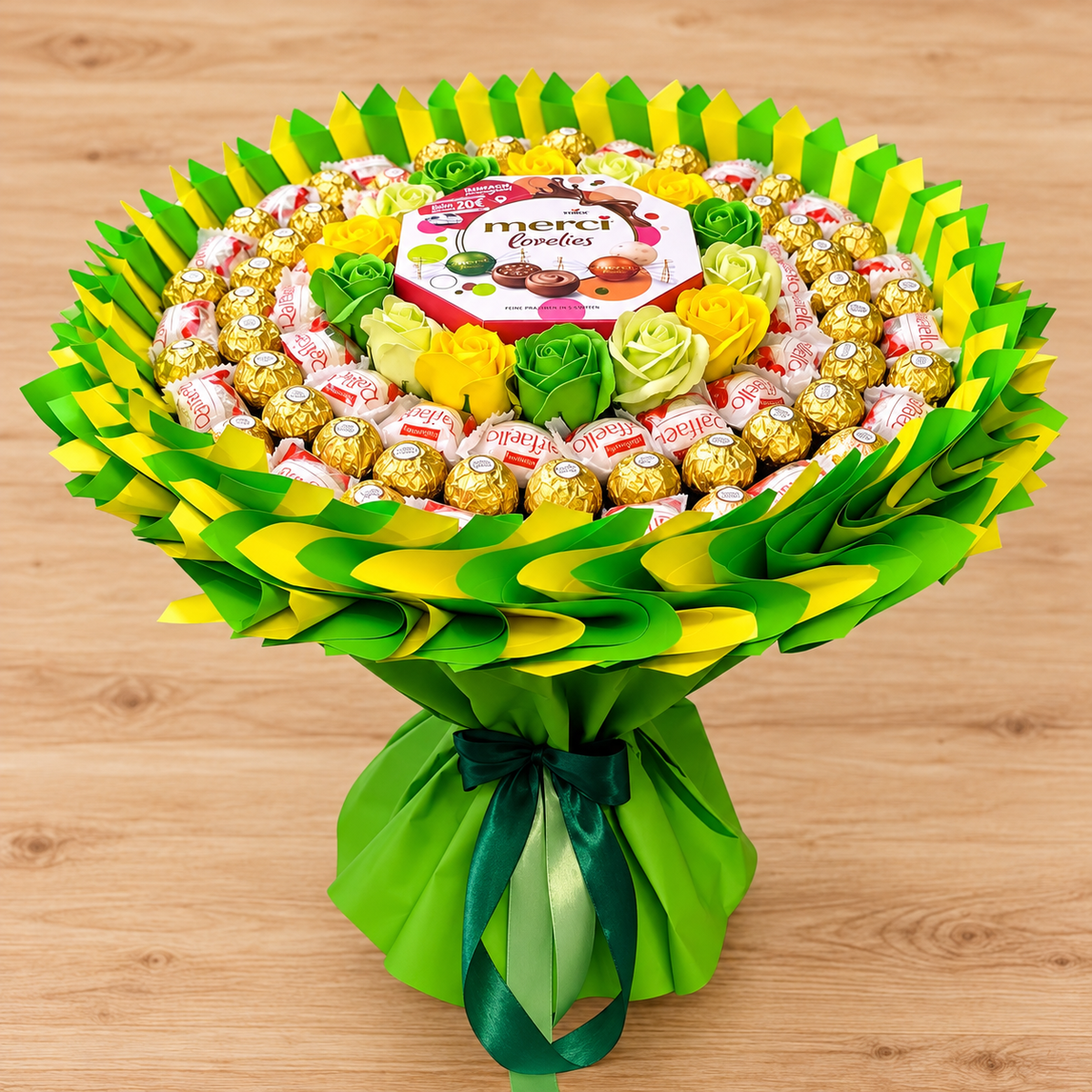 Sonnengold – Pralinenstrauß mit Merci Lovelies, Ferrero Rocher, Raffaello & Seifenrosen
