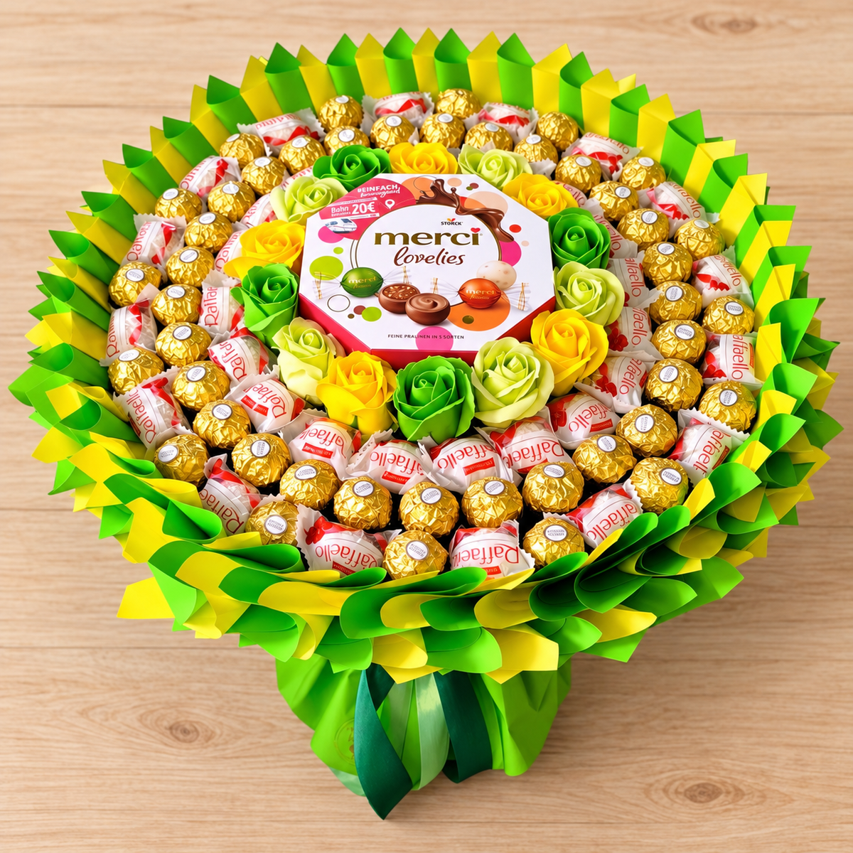 Sonnengold – Pralinenstrauß mit Merci Lovelies, Ferrero Rocher, Raffaello & Seifenrosen
